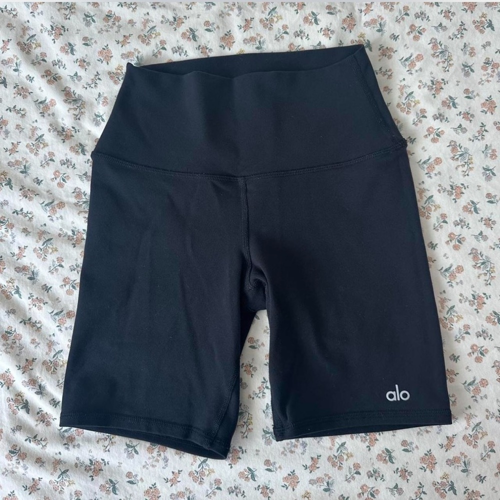 Alo 5” Airbrush high-waist black shorts